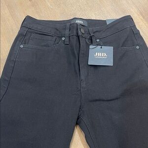 NWT Just Black Demin women’s jeans in black. Raw hem. Cropped straight leg.